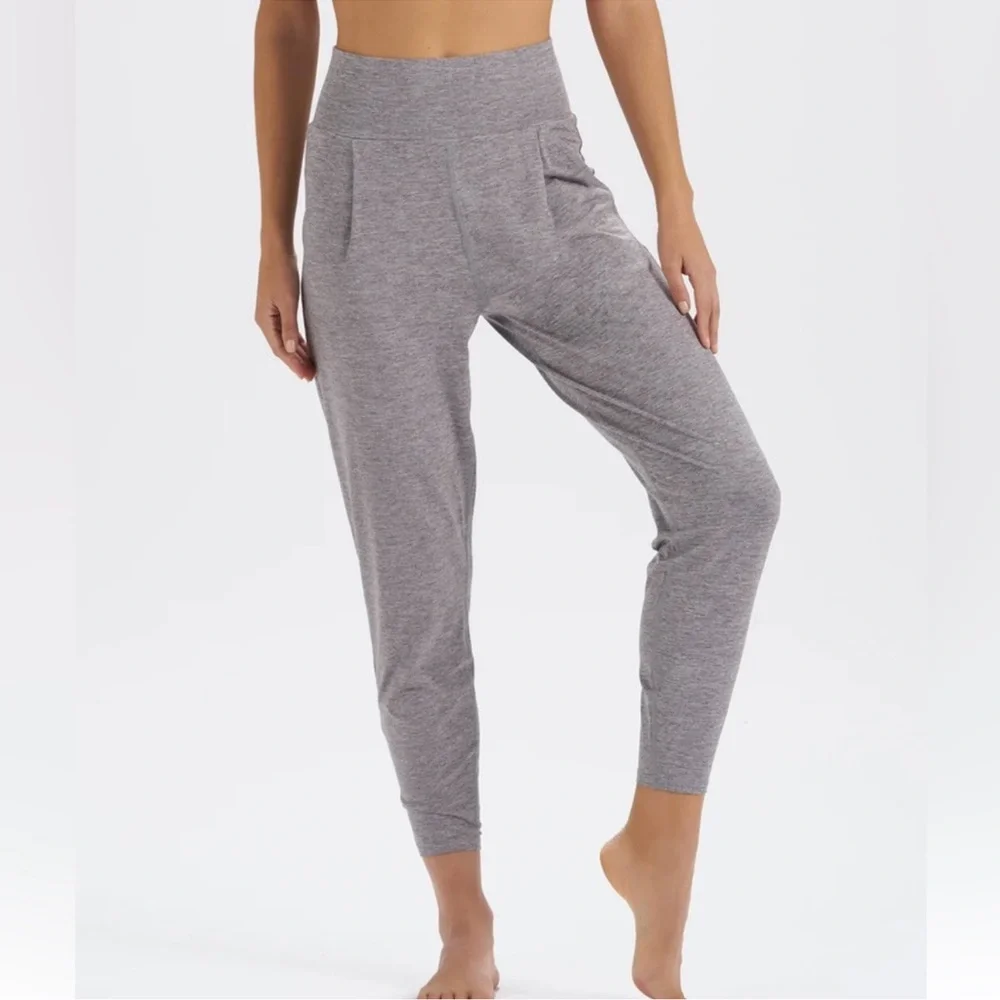 Vuori High-Waist Ribbed Lounge Pants in Mauve - Picture 6 of 6
